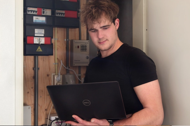 Patchkast met switch en netwerkbekabeling